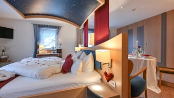 Romantische Suite | Wohnbereich | Flachbildfernseher