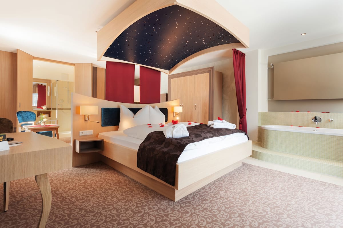 romantic suite | hypo-allergenic bedding, memory-foam beds, minibar, in-room safe