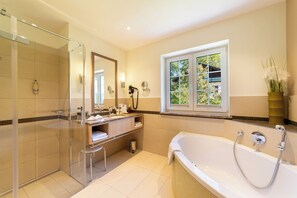 Comfort Suite, 1 Bedroom | Bathroom
