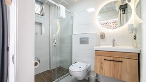 Shower, free toiletries, hair dryer, slippers - Kafkas Hotel (Konyaalti)