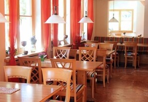 供应午餐和晚餐，地区菜