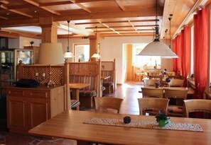 Makan tengah hari dan makan malam dihidangkan, masakan serantau