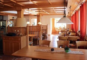 供应午餐和晚餐，地区菜