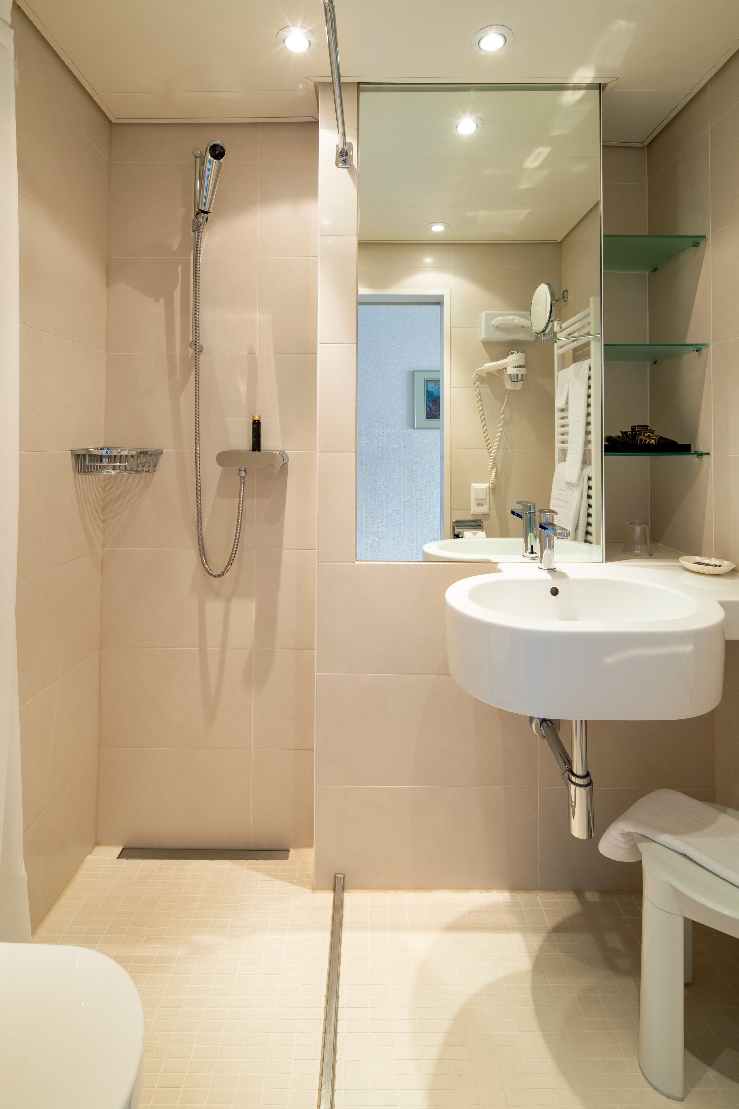 single room, balcony, lake view | bathroom | free toiletries, hair dryer, bathrobes, slippers