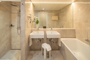 Superior-Doppelzimmer, Seeblick | Badezimmer