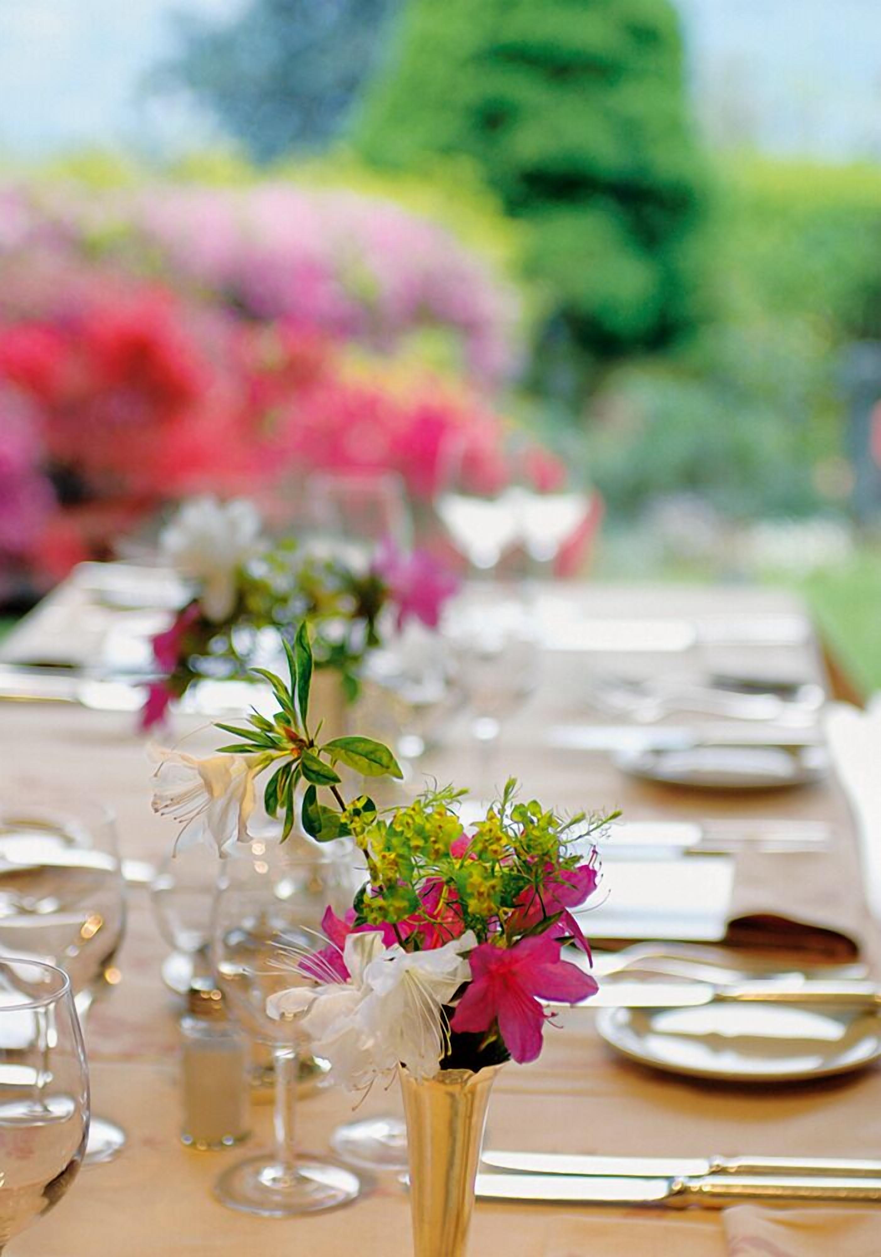 2 restaurants, lunch, dinner served; regional cuisine