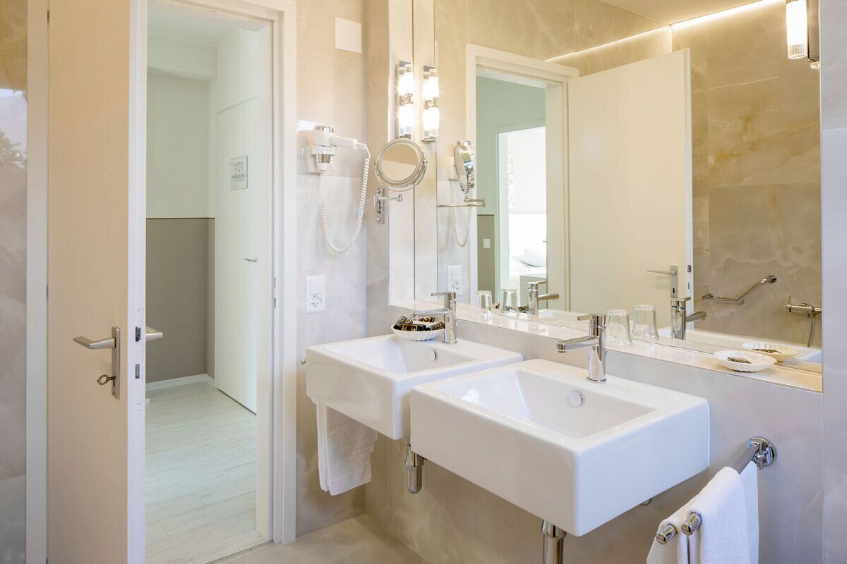 deluxe double room, accessible, lake view | bathroom | free toiletries, hair dryer, bathrobes, slippers