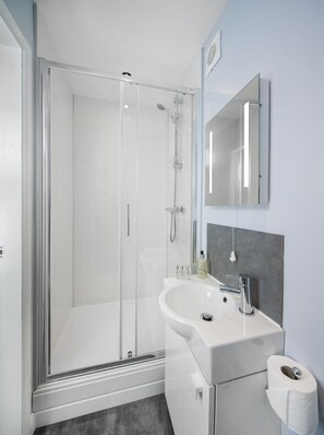 Luxury-Doppelzimmer, Gartenblick | Badezimmer | Dusche, kostenlose Toilettenartikel, Handtücher