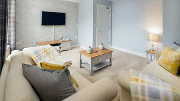 Suite | Living room | Flat-screen TV, DVD player