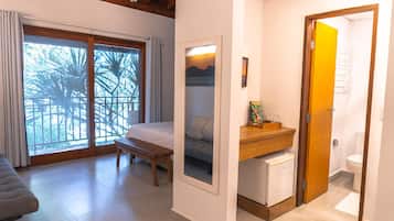 Suíte luxo, sacada | Frigobar, cofres nos quartos, cortinas blackout, quartos à prova de som