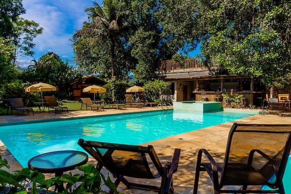 Piscine extérieure, parasols de plage, chaises longues