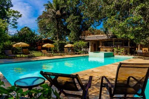 Outdoor pool, pool umbrellas, pool loungers - Pousada Jamboo (Ubatuba)