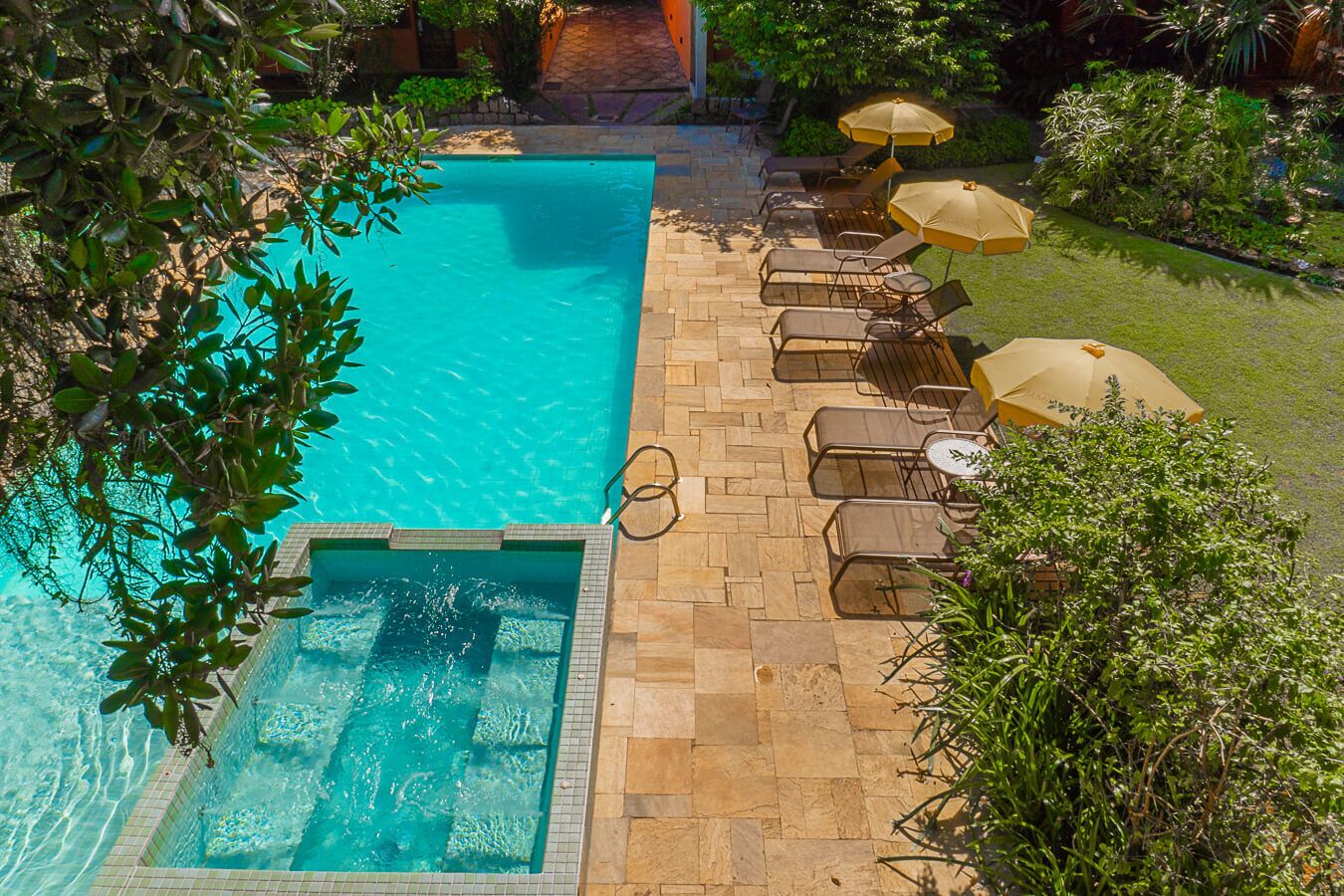 Utendørsbasseng, bassengparasoller og solsenger