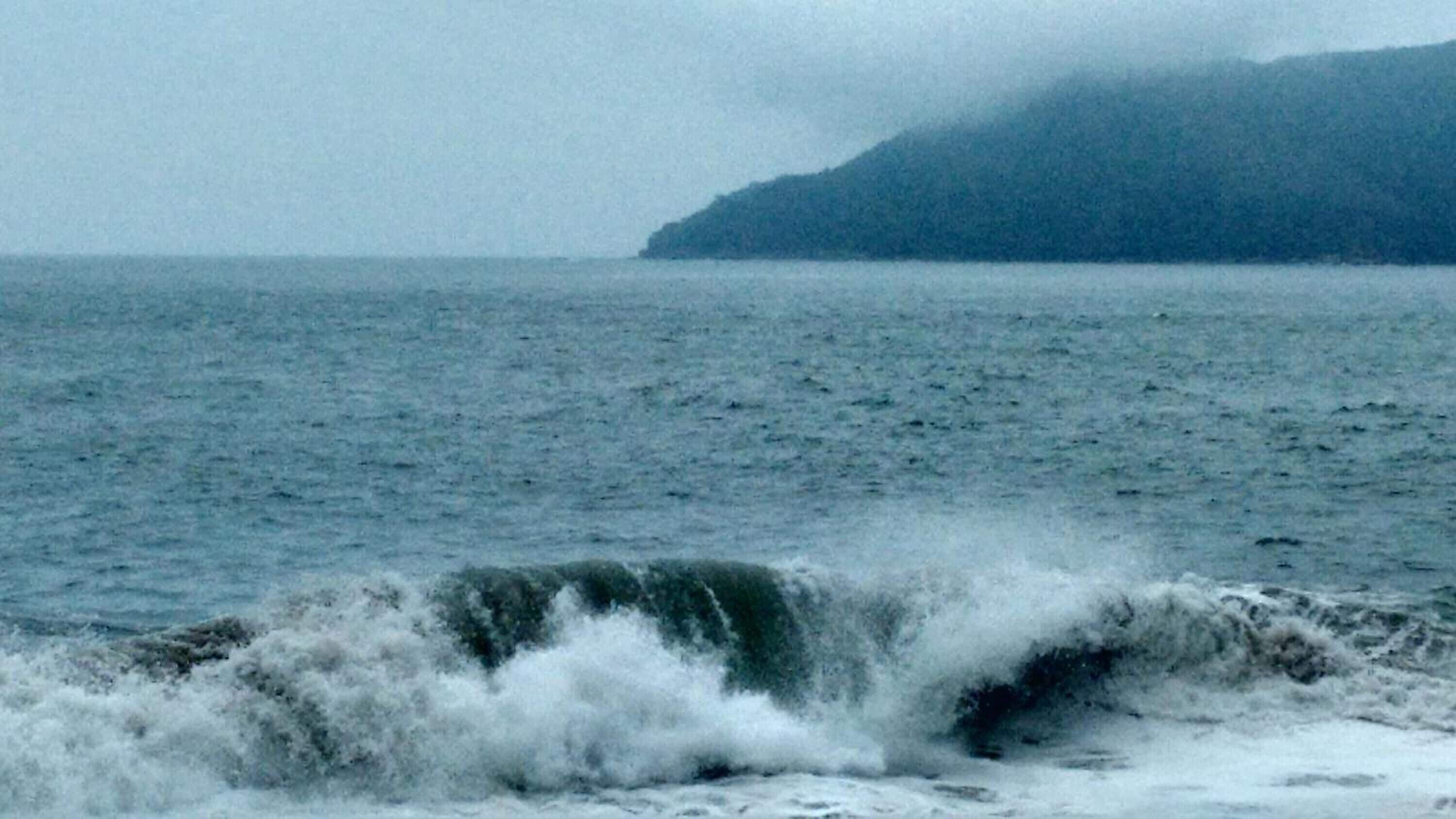 A view of the ocean with waves crashing onto the shore.