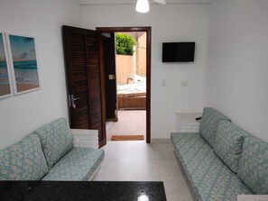 Perushuoneisto | Olohuone | 30–tuumainen LCD-televisio, jossa digitaalikanavat