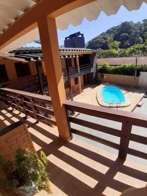 Un área de piscina con vistas a un paisaje montañoso.