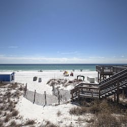 Am Strand, weißer Sandstrand, Cabañas (gegen Gebühr), Liegestühle