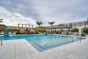 5 piscine all'aperto, ombrelloni da piscina, lettini