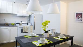 Two bedroom apartment #6 | Cozinha privada | Geladeira grande, micro-ondas, cooktop, cafeteira/chaleira