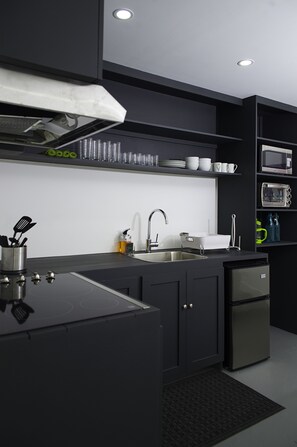 Refrigerador con freezer, microondas, placa de cocina, cafetera/tetera