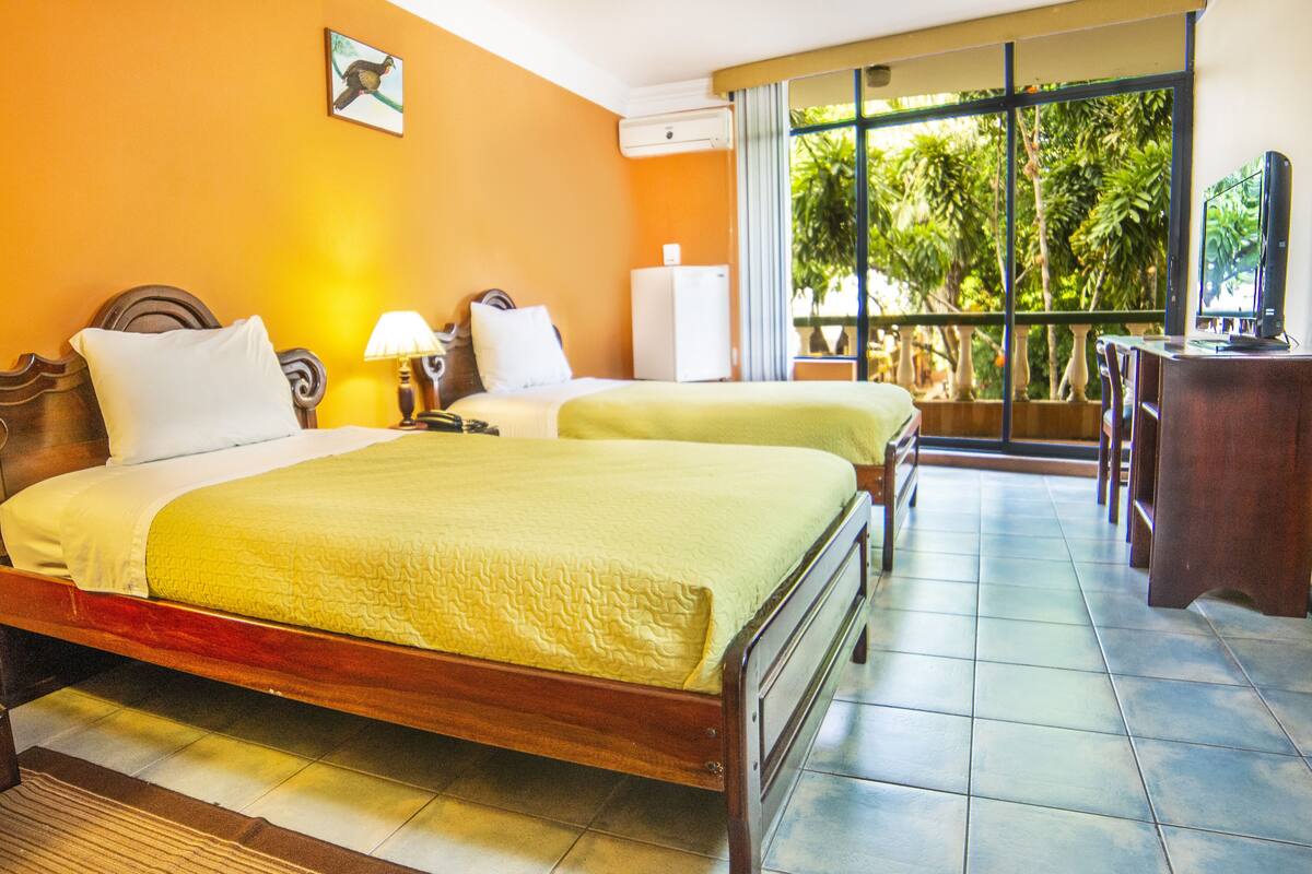 Suite Bisnis, 2 Tempat Tidur Twin | Minibar, brankas, meja kerja, dan Wi-Fi gratis