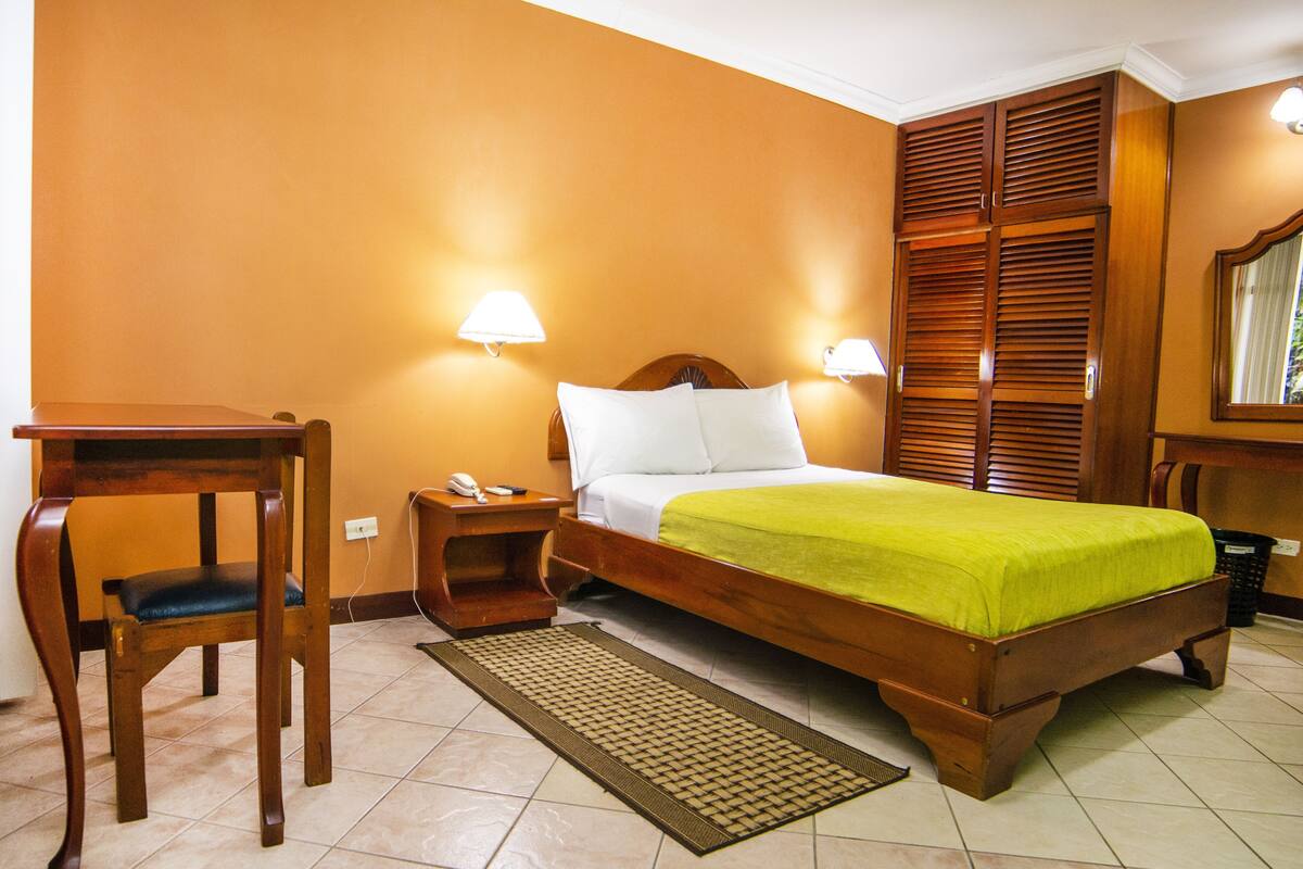 Kamar Standar, 1 Tempat Tidur Queen | Minibar, brankas, meja kerja, dan Wi-Fi gratis