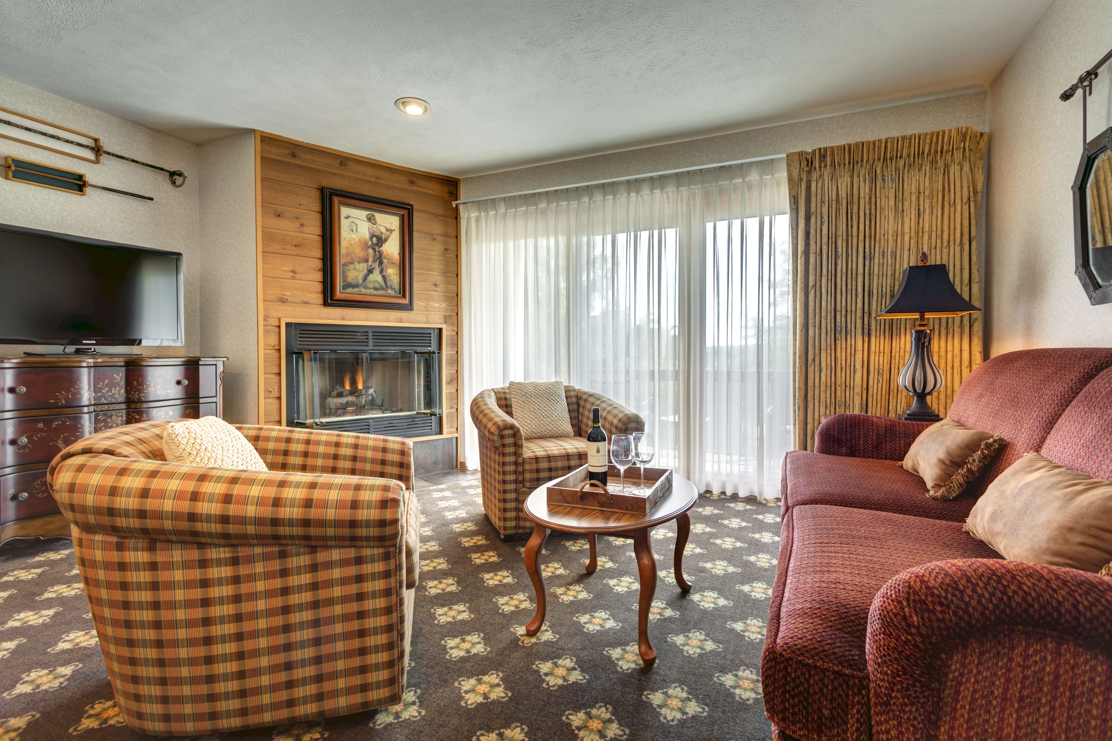 deluxe suite (heather highlands inn pleasantview) | living room | tv