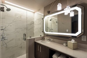 Deluxe Room, 2 Queen Beds (Main Lodge The Hazel) | Bathroom | Combined shower/tub, free toiletries, towels - The Highlands at Harbor Springs (Harbor Springs)