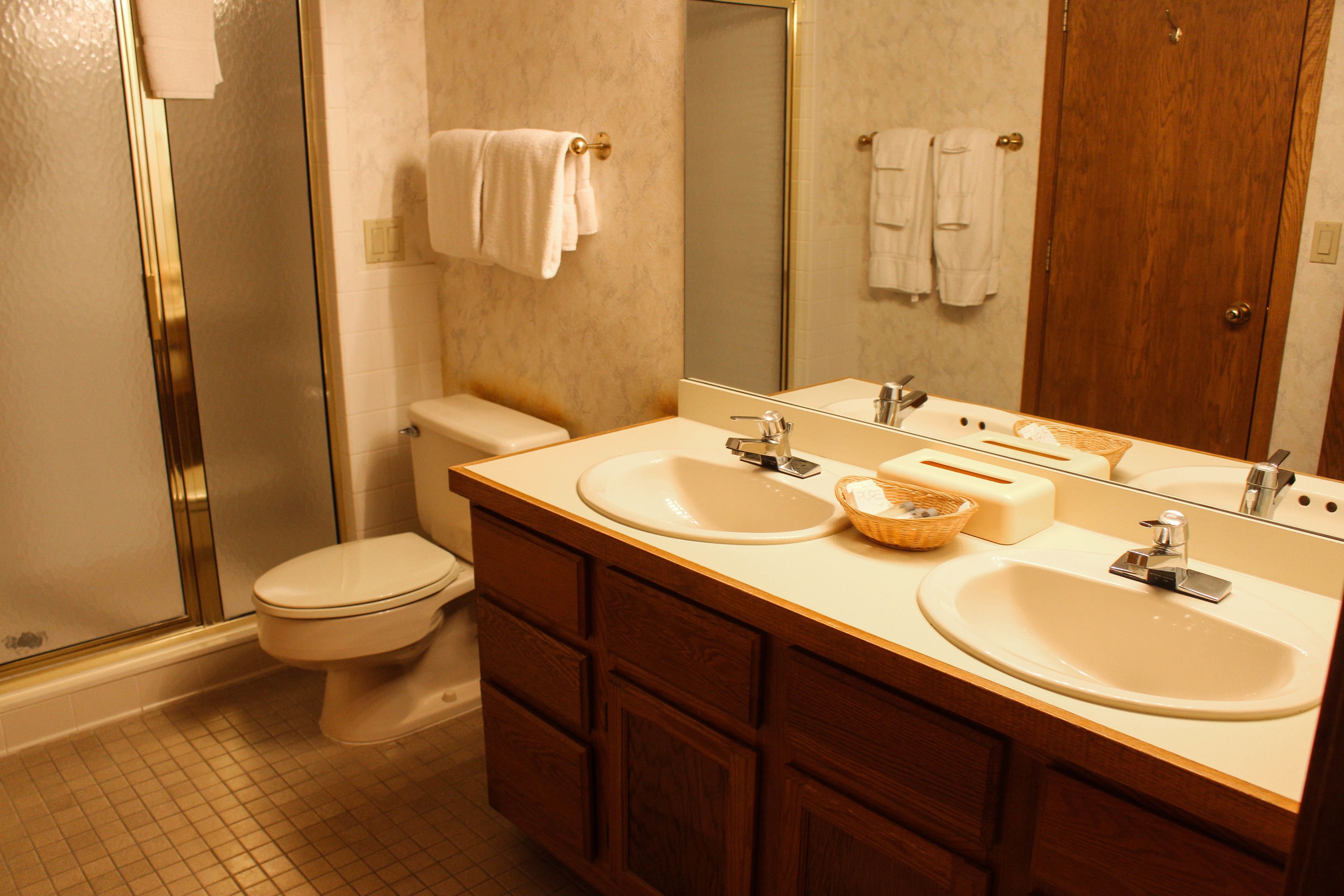 loft (heather highlands inn pleasantview) | bathroom | free toiletries, hair dryer, towels