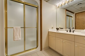 Combined shower/tub, free toiletries, towels