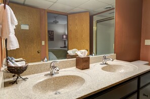 Deluxe Loft (Heather Highlands Inn Pleasantview) | Bathroom | Combined shower/tub, free toiletries, towels