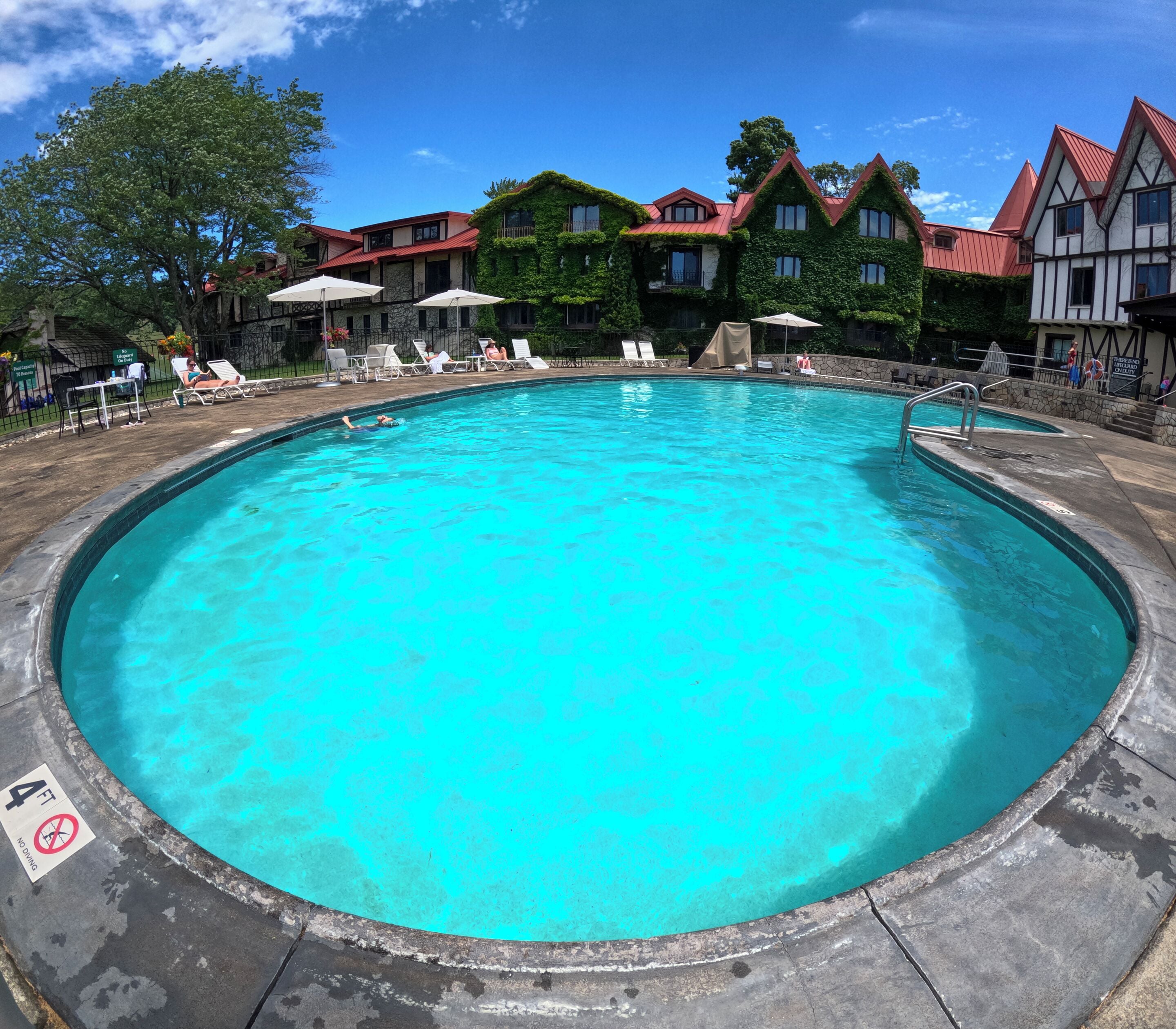 2 outdoor pools