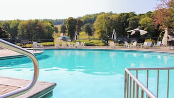 2 outdoor pools