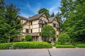 Condo, 2 Bedrooms (Alpine Village) | Free WiFi, bed sheets