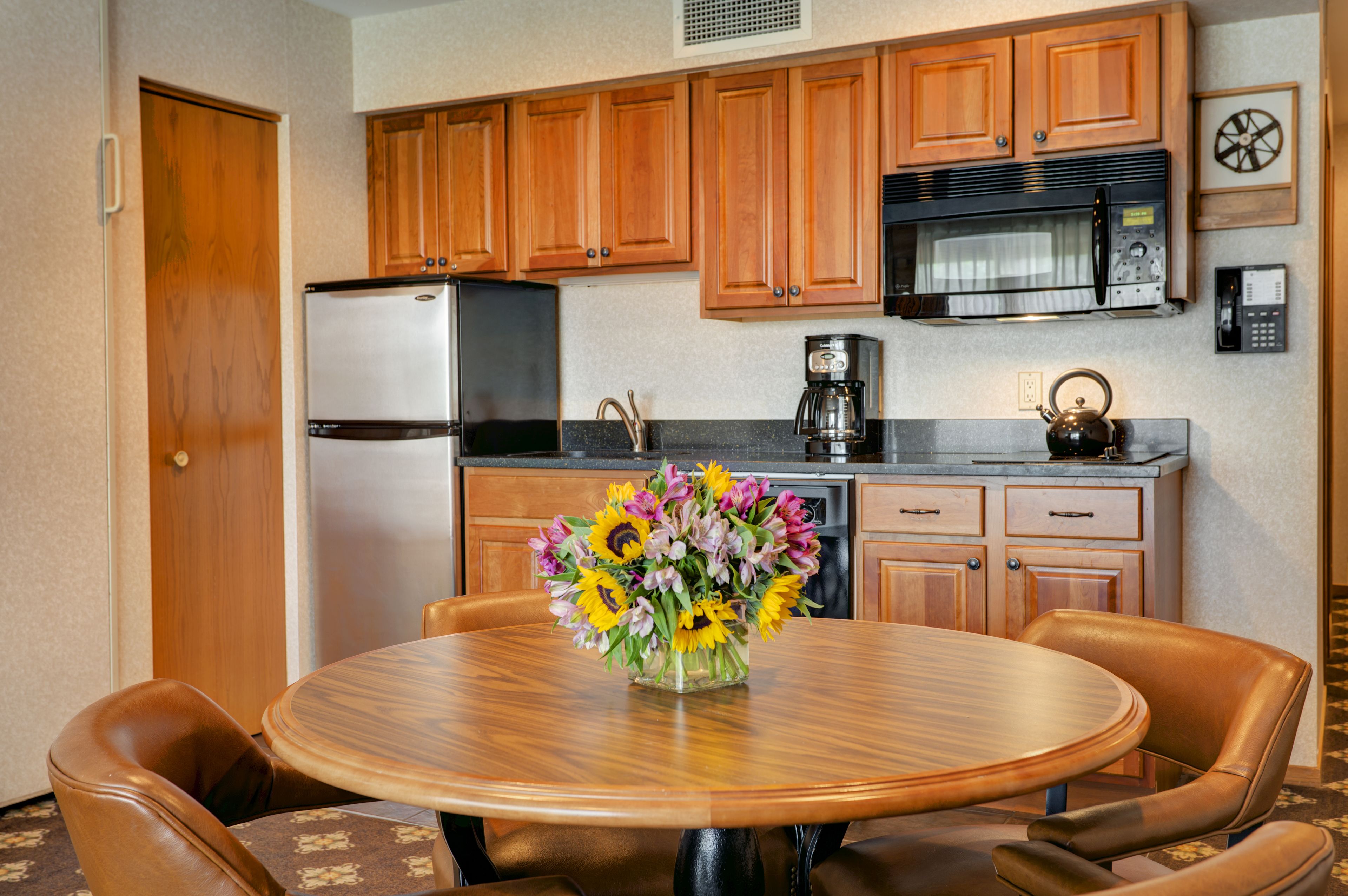 deluxe suite (heather highlands inn pleasantview) | private kitchenette | coffee/tea maker