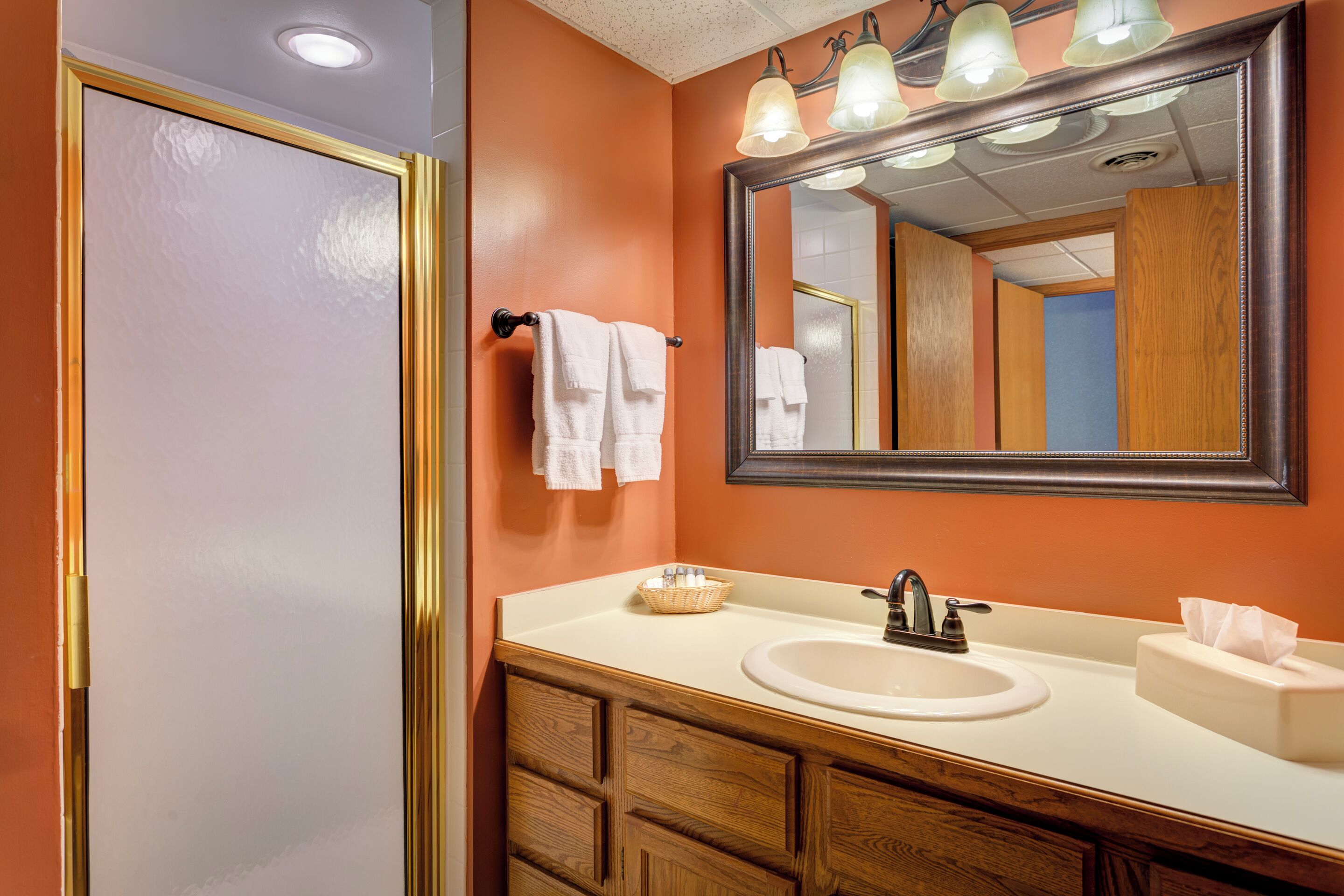 Deluxe Suite (Heather Highlands Inn Pleasantview) | Bathroom | Free toiletries, hair dryer, towels