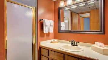 Suite Deluxe (Heather Highlands Inn Pleasantview) | Salle de bain | Articles de toilette gratuits, sĂšche-cheveux, serviettes fournies