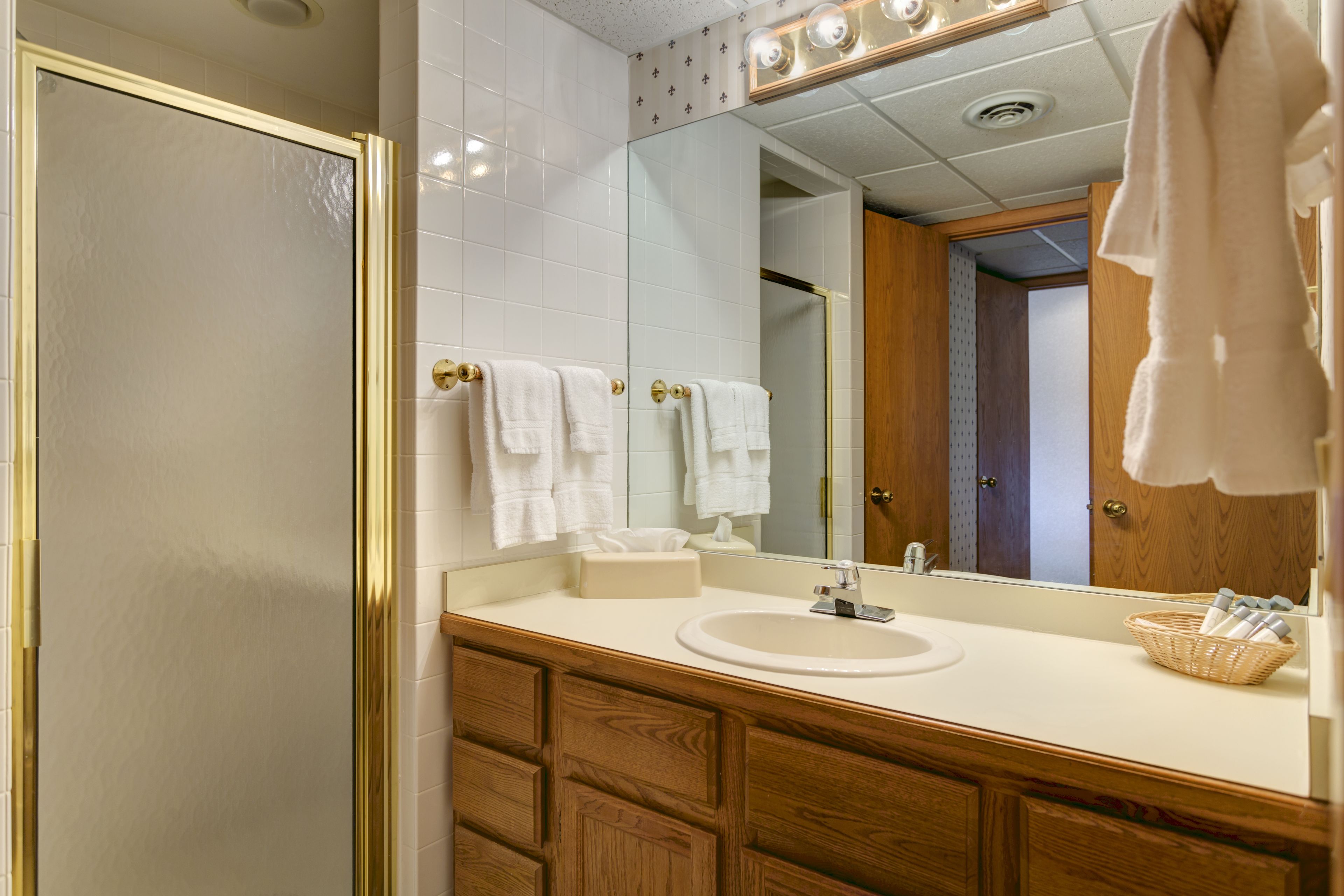 suite (heather highlands inn pleasantview) | bathroom | free toiletries, hair dryer, towels