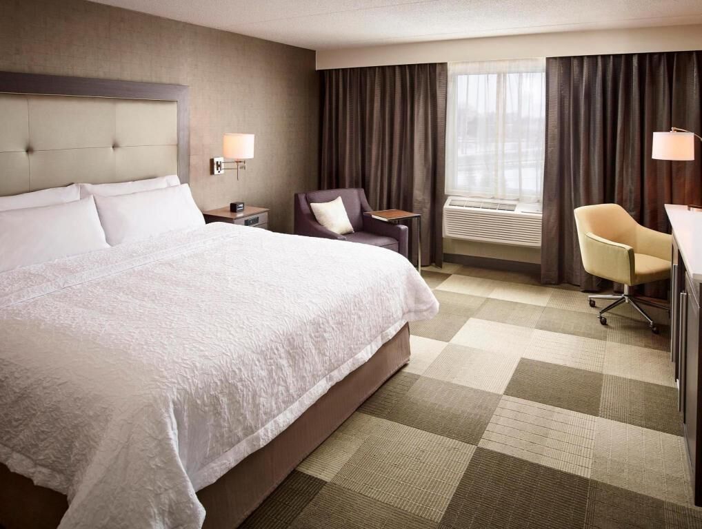 Bureau, lits pliants/supplémentaires, draps fournis