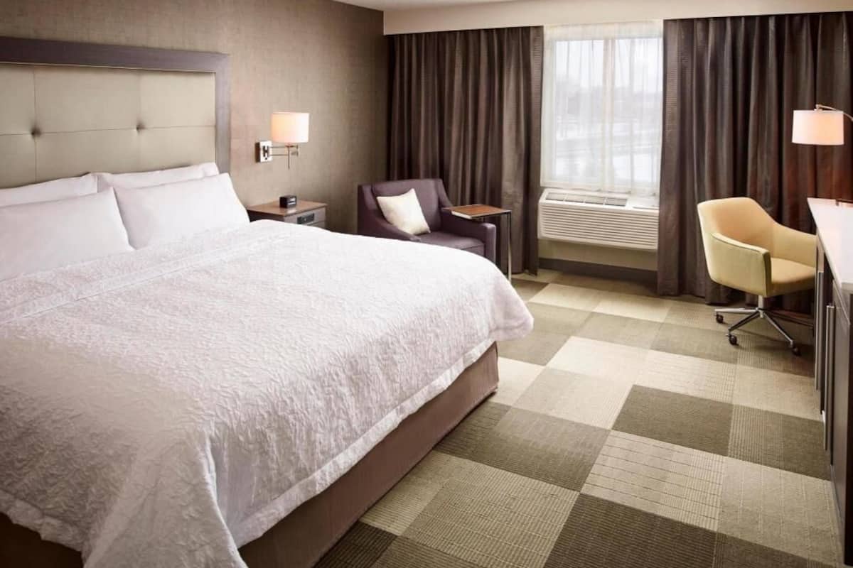 Escritorio, camas extra y ropa de cama