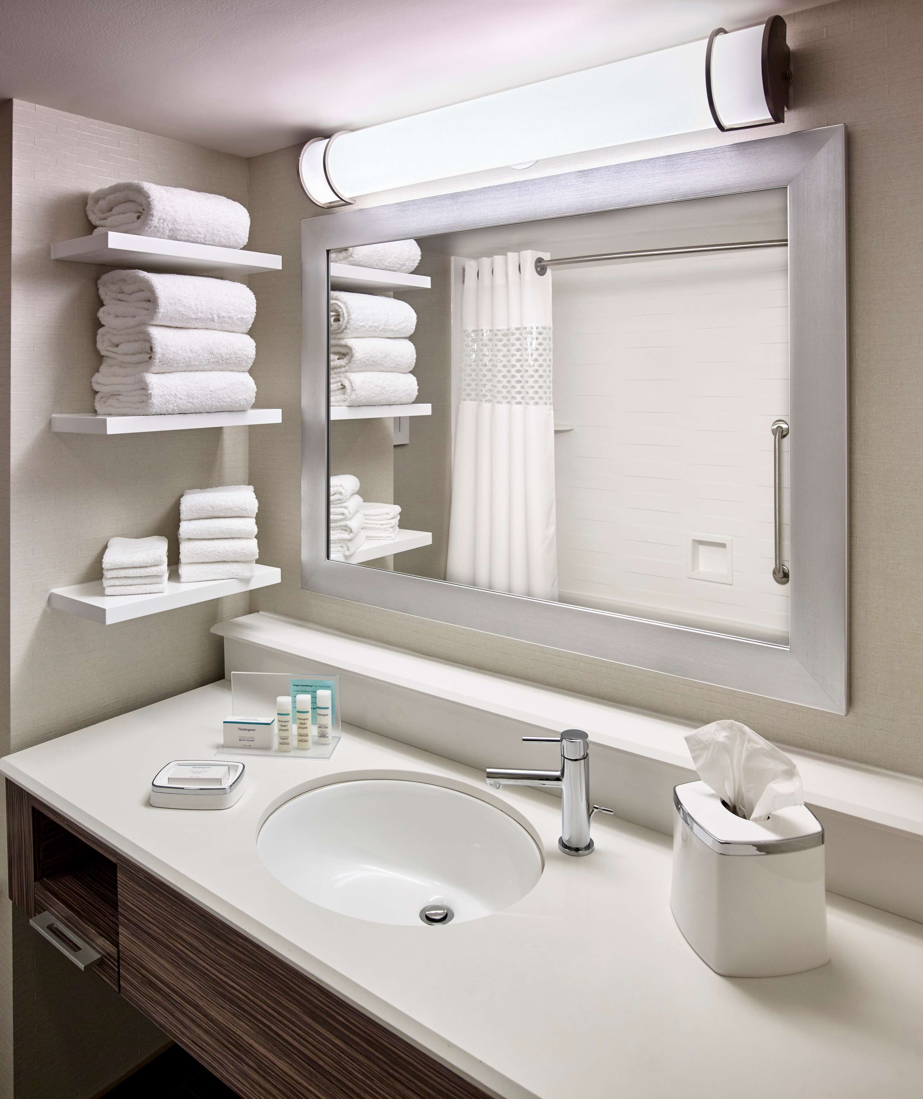 room, 2 queen beds, non smoking | bathroom | free toiletries, towels