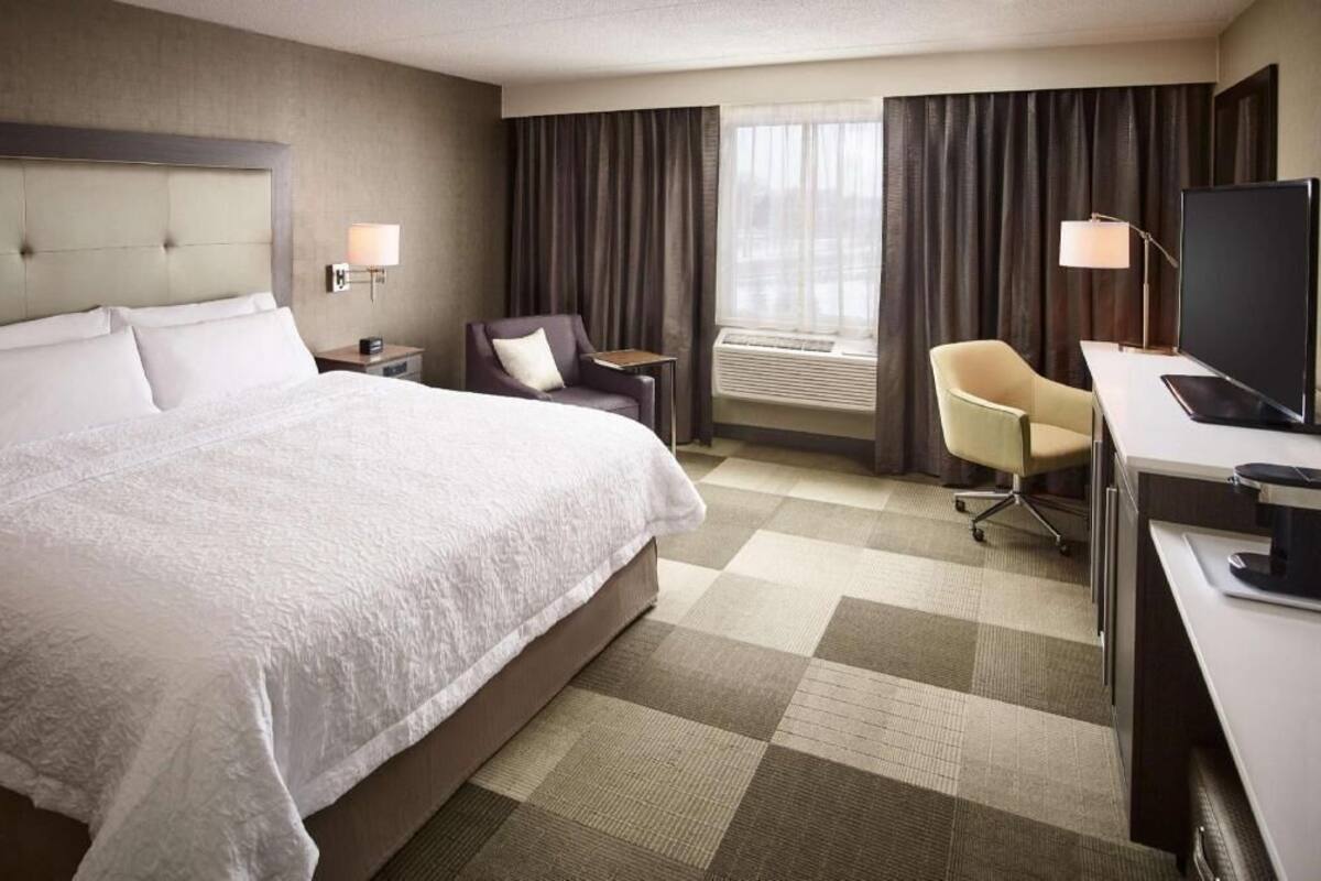 Escritorio, camas extra y ropa de cama