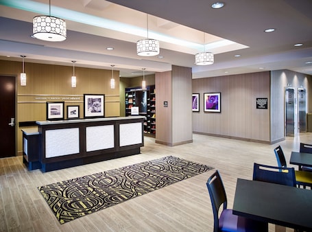 Reception. Hampton Inn by Hilton Sarnia/Point Edward