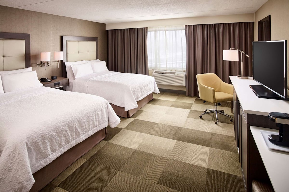 مكتب وأسرّة قابلة للطي وملاءات أسرّة