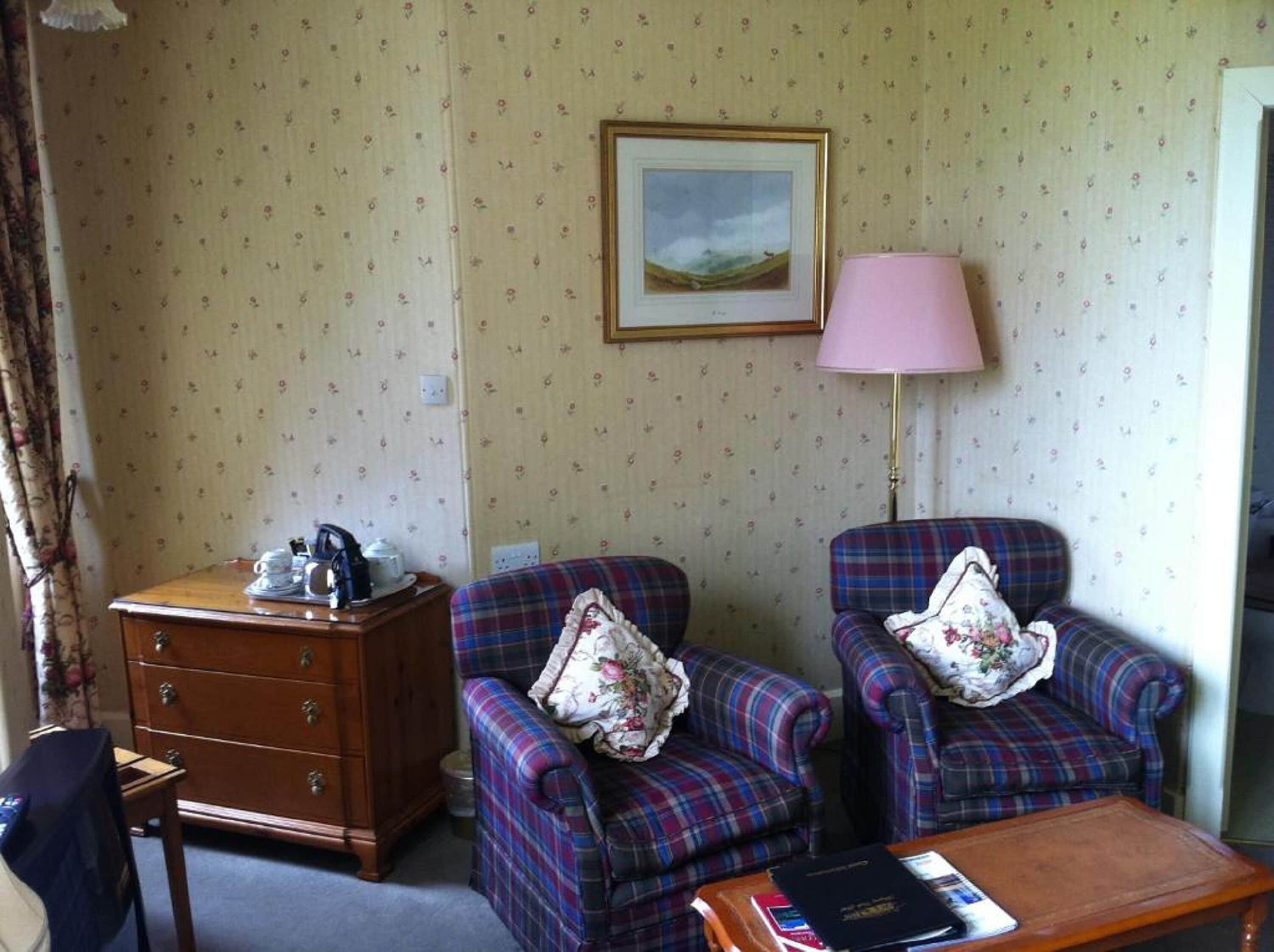 deluxe twin room | free wifi, bed sheets