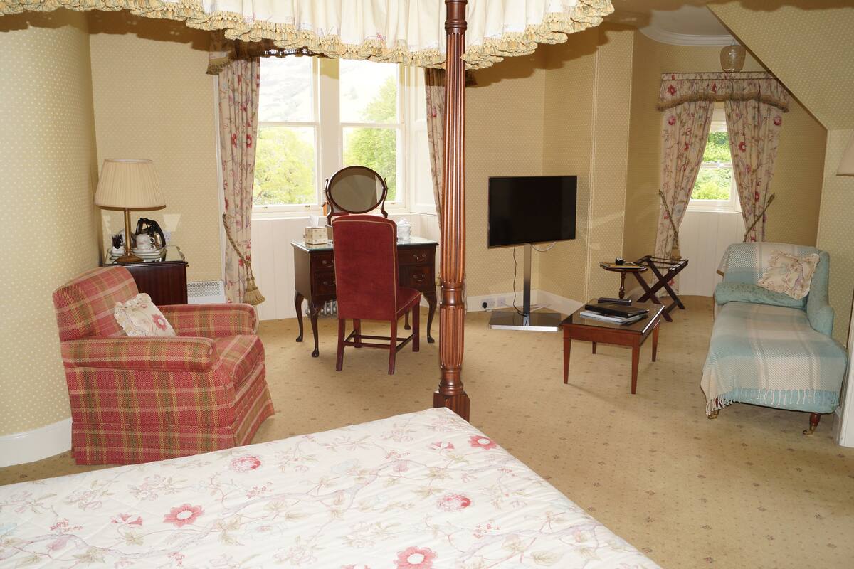 deluxe double room, 1 queen bed (4 poster) | free wifi, bed sheets