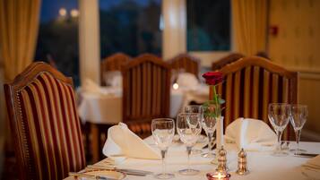 Déjeuner, dîner et souper servis sur place
