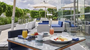 Se sirven desayunos, comidas, cenas y cocina internacional