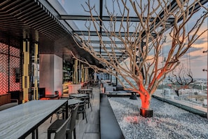 2 bares o lounges, bar en la azotea