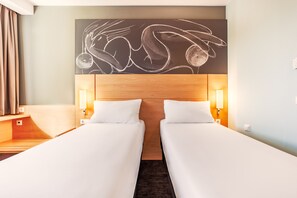 Quarto standard, 2 camas de solteiro | Roupas de cama premium, cofres nos quartos, escrivaninha